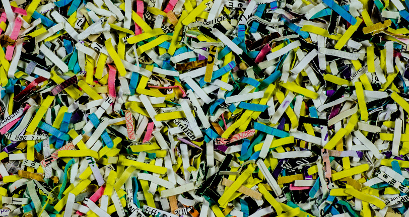un destructeur à bloc de coupe croisée détruit le papier en particules de type "confetti"